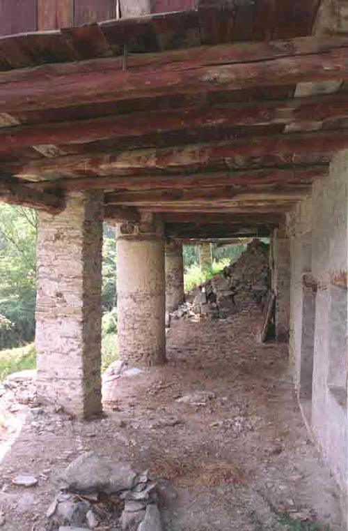 Stessa casa con portico a pilastri e colonne rotonde