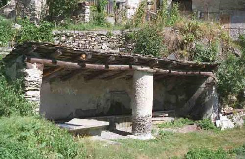 Lavatoio con colonna rotonda