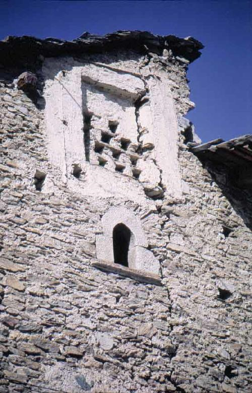 Finestra medioevale e colombaia, ora fortemente alterati