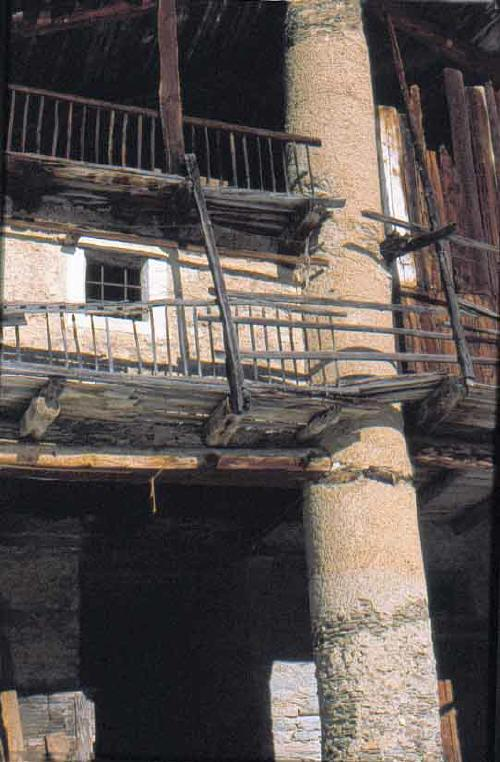 Camera poggiata su una colonna