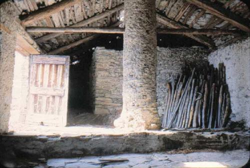 Tetto della stessa casa sostenuto da colonna (ora completamente alterato)