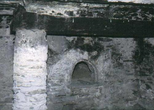 Forno con cappa sostenuta da una colonna (ora completamente alterata)