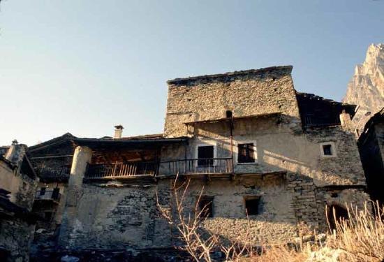 Facciata a vela e colonna (che Pietro Ponzo nel suo libro chiamava « casa del delegato »)